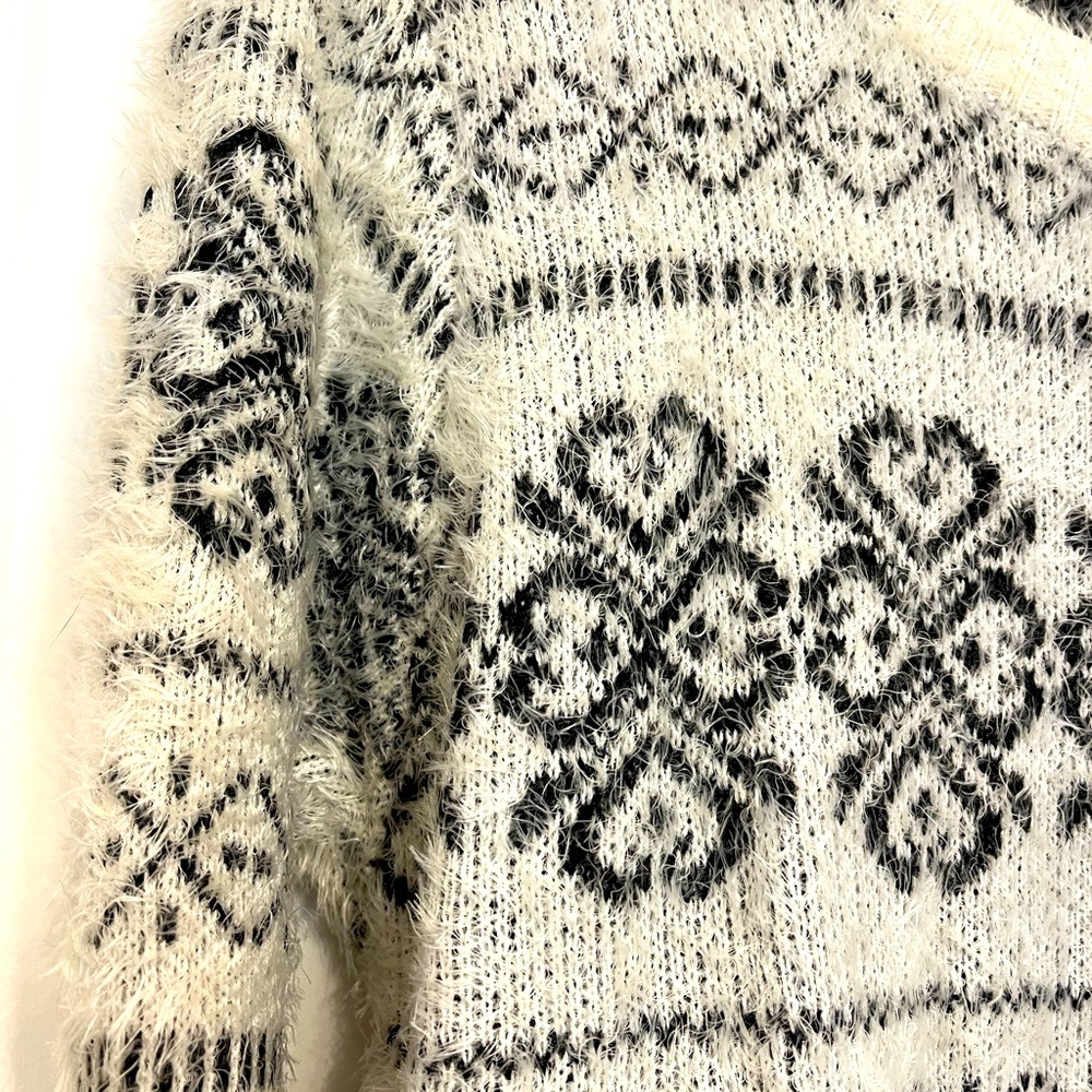 Fuzzy sweater - Picture 5 of 5